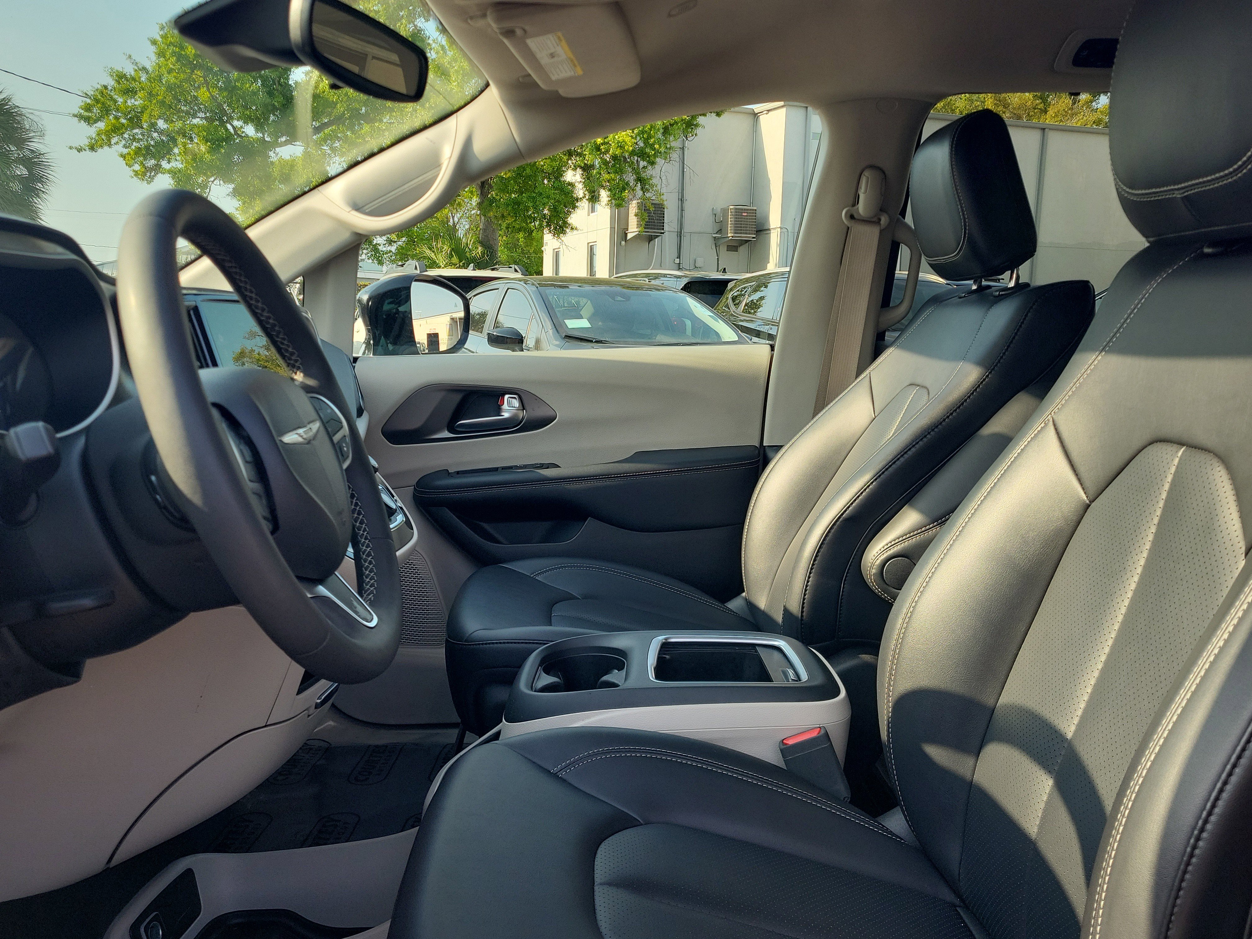 Used 2024 Chrysler Pacifica Touring-L image 23