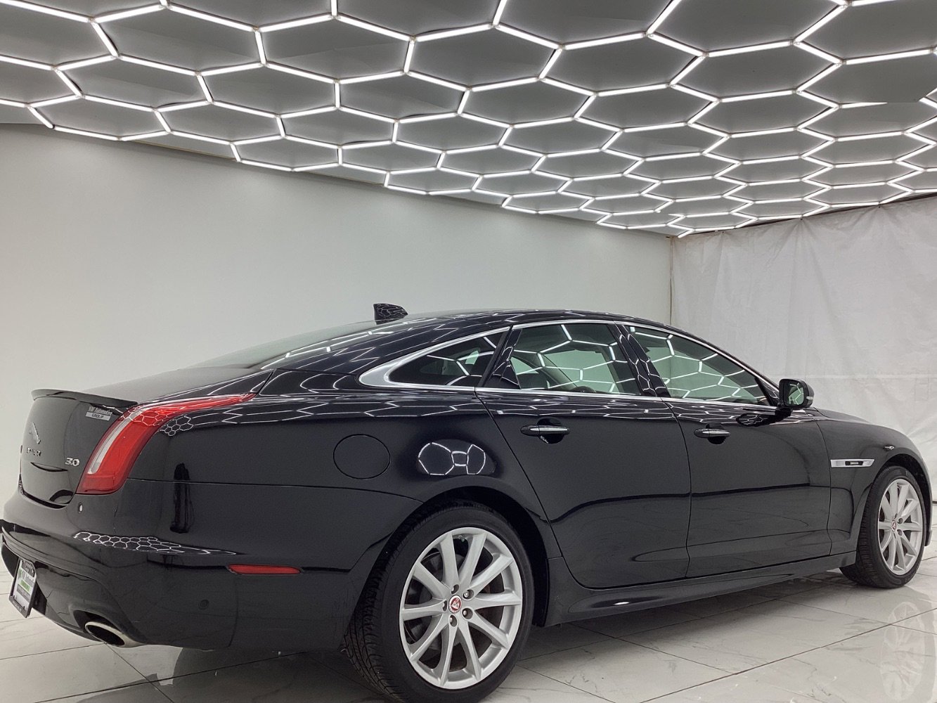 Used 2018 Jaguar XJ R-Sport image 8