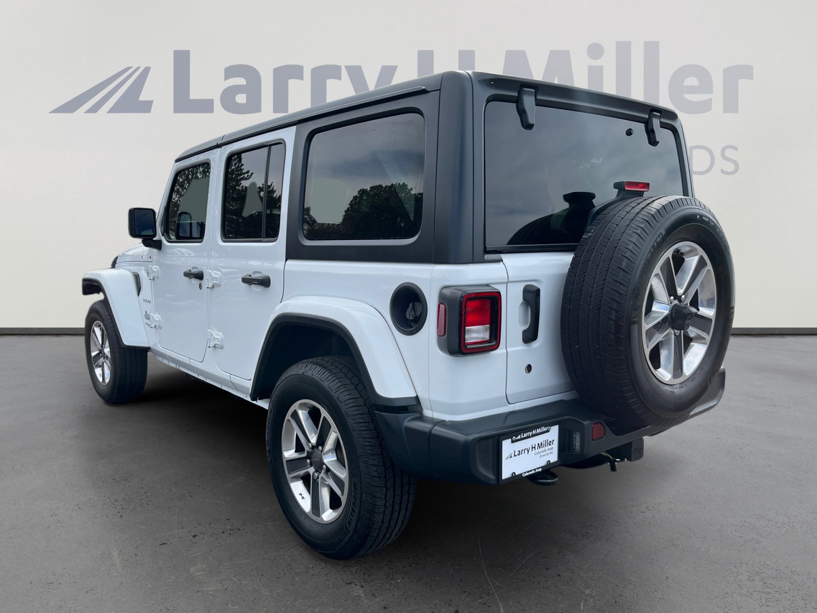 Used 2018 Jeep Wrangler Unlimited Sahara image 3