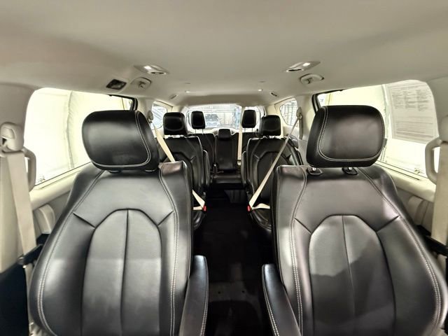 Used 2024 Chrysler Pacifica Touring-L image 32