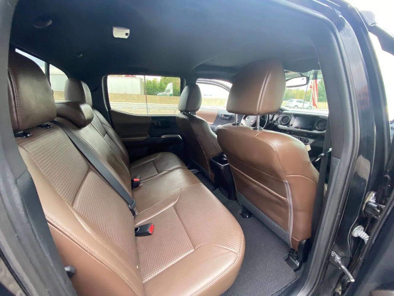 Used 2016 Toyota Tacoma Limited w/ Towing Package image 12