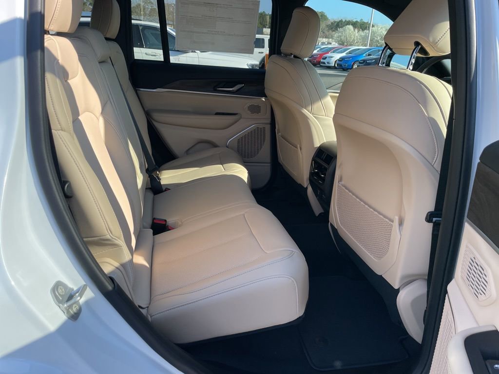 New 2026 Jeep Grand Cherokee Limited w/ Luxury Tech Group II RWD image 16