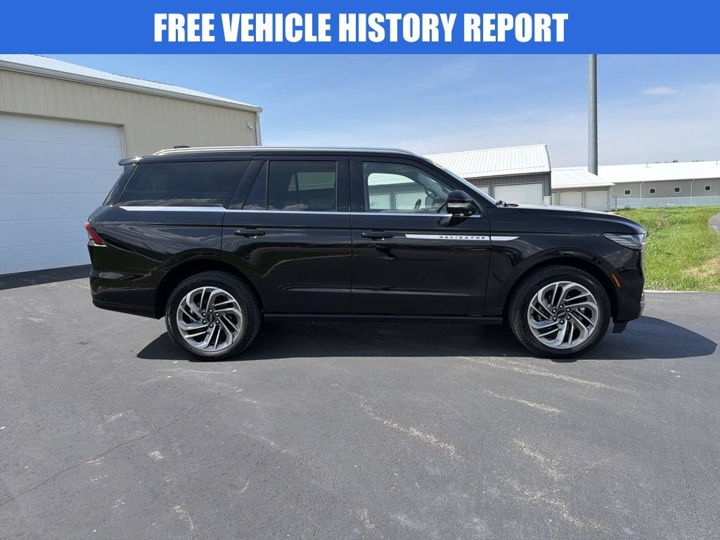 Used 2025 Lincoln Navigator Reserve AWD/4WD image 3