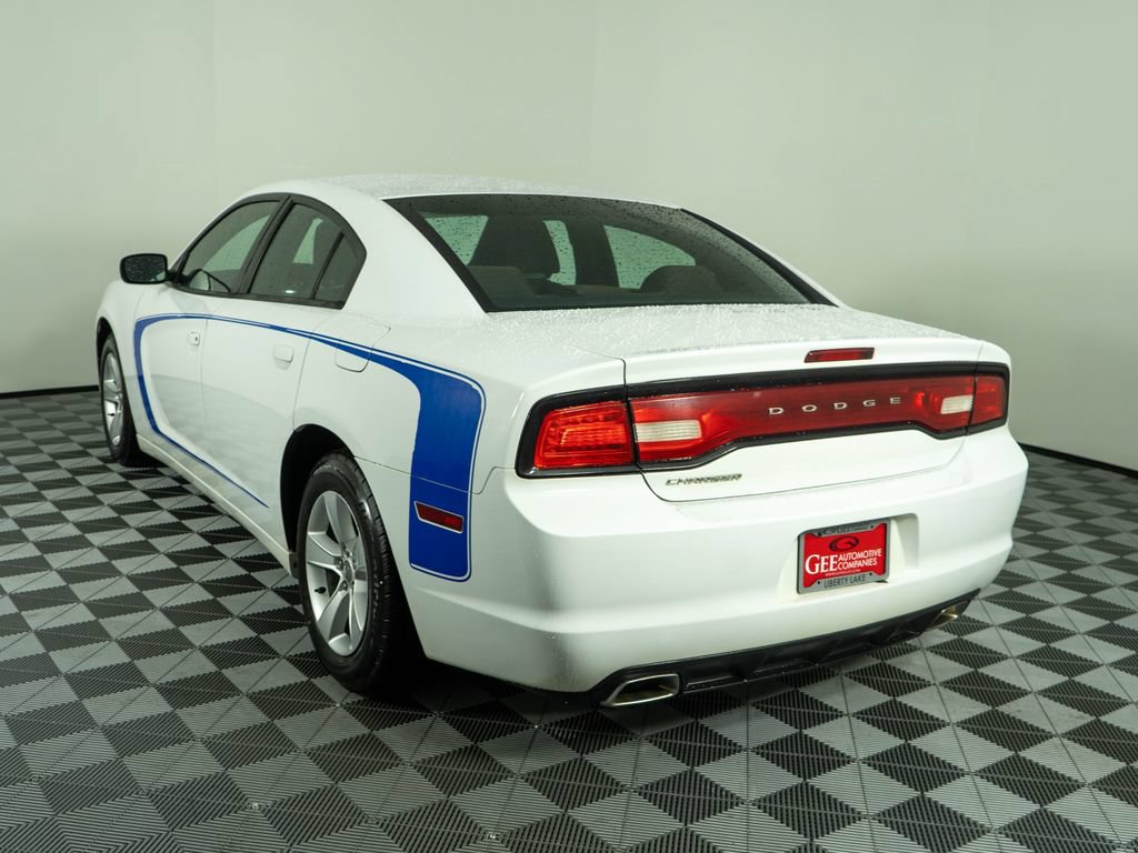 Used 2014 Dodge Charger SE RWD image 4