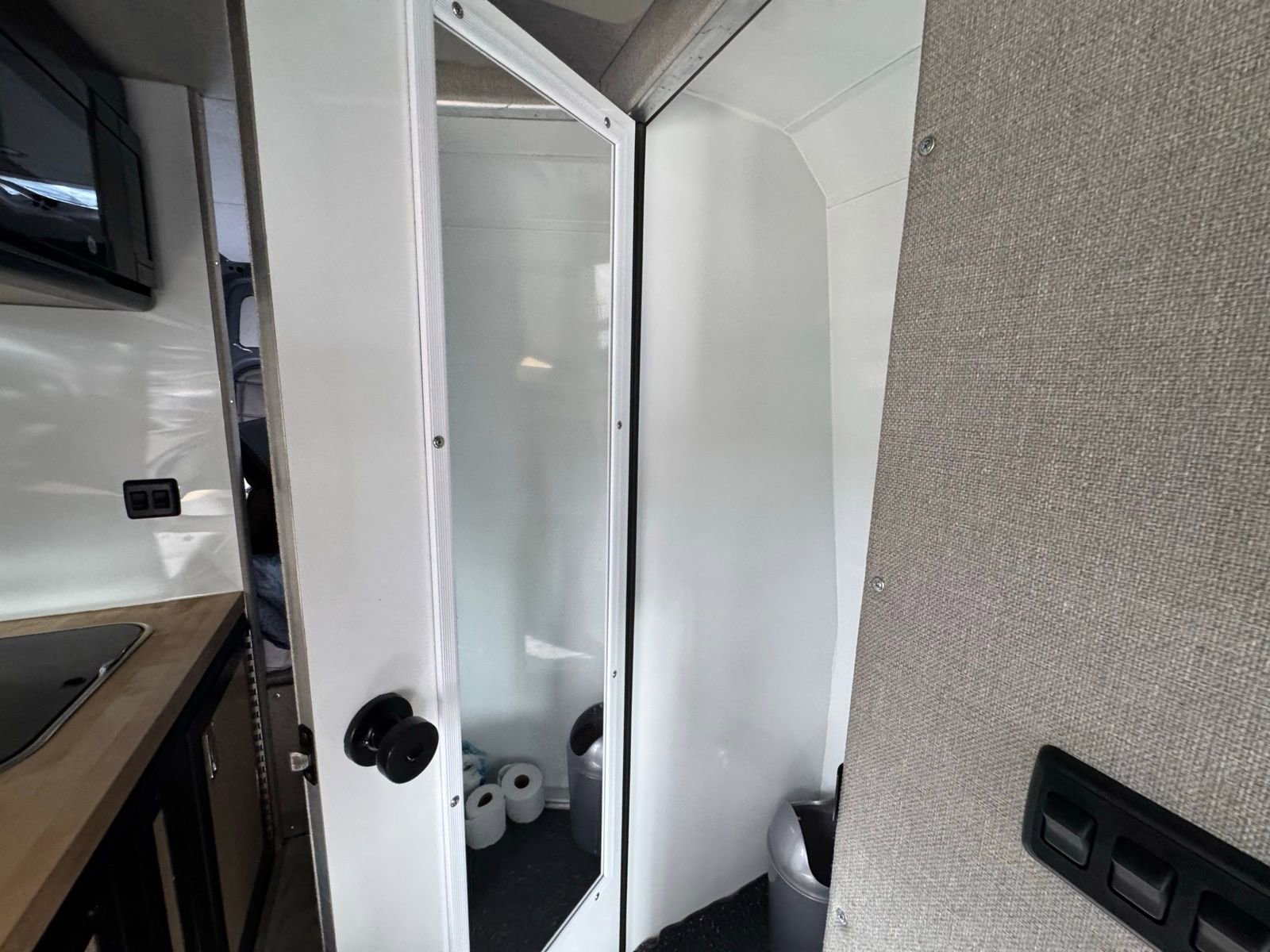 Used 2020 Mercedes-Benz Sprinter 2500 image 32