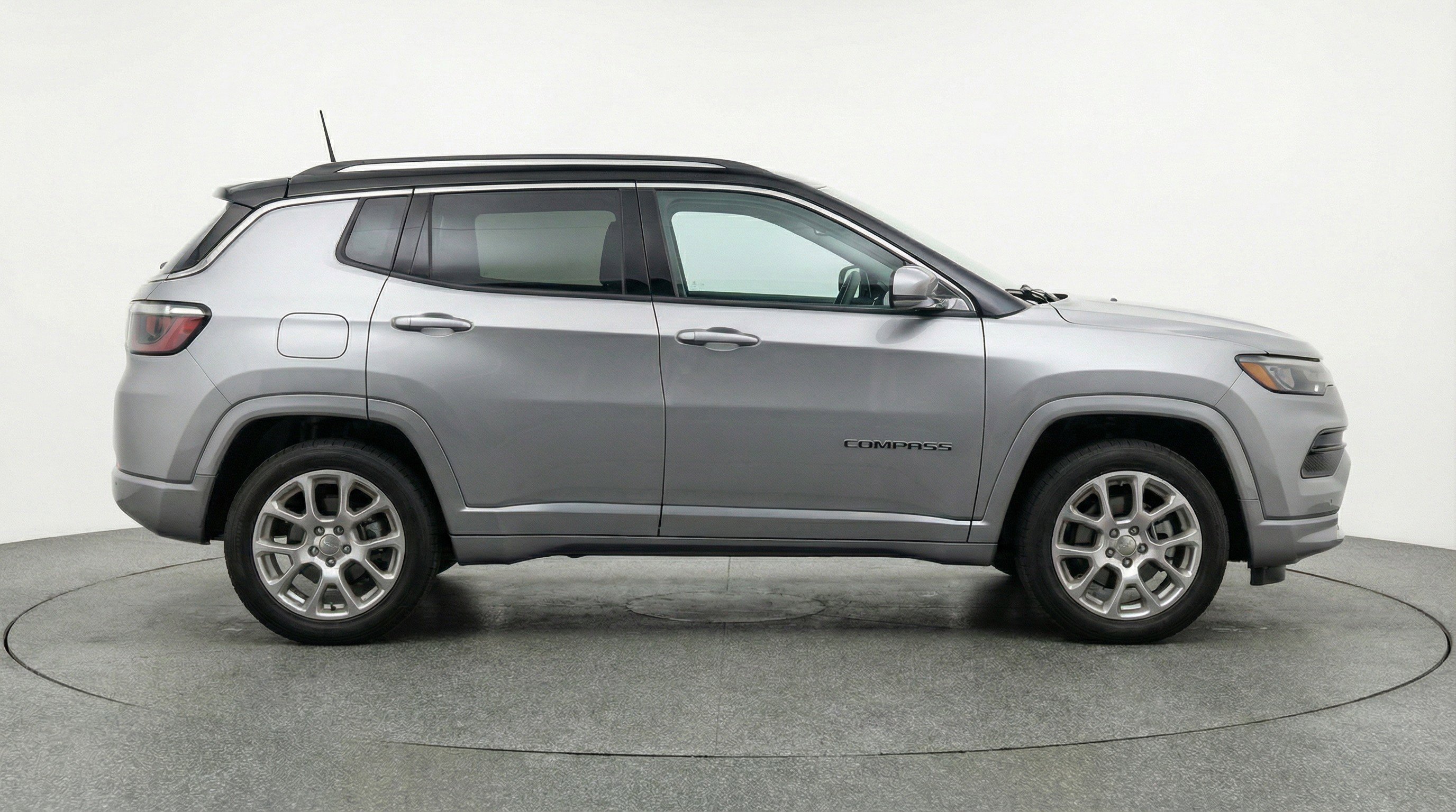 Used 2025 Jeep Compass Limited image 11