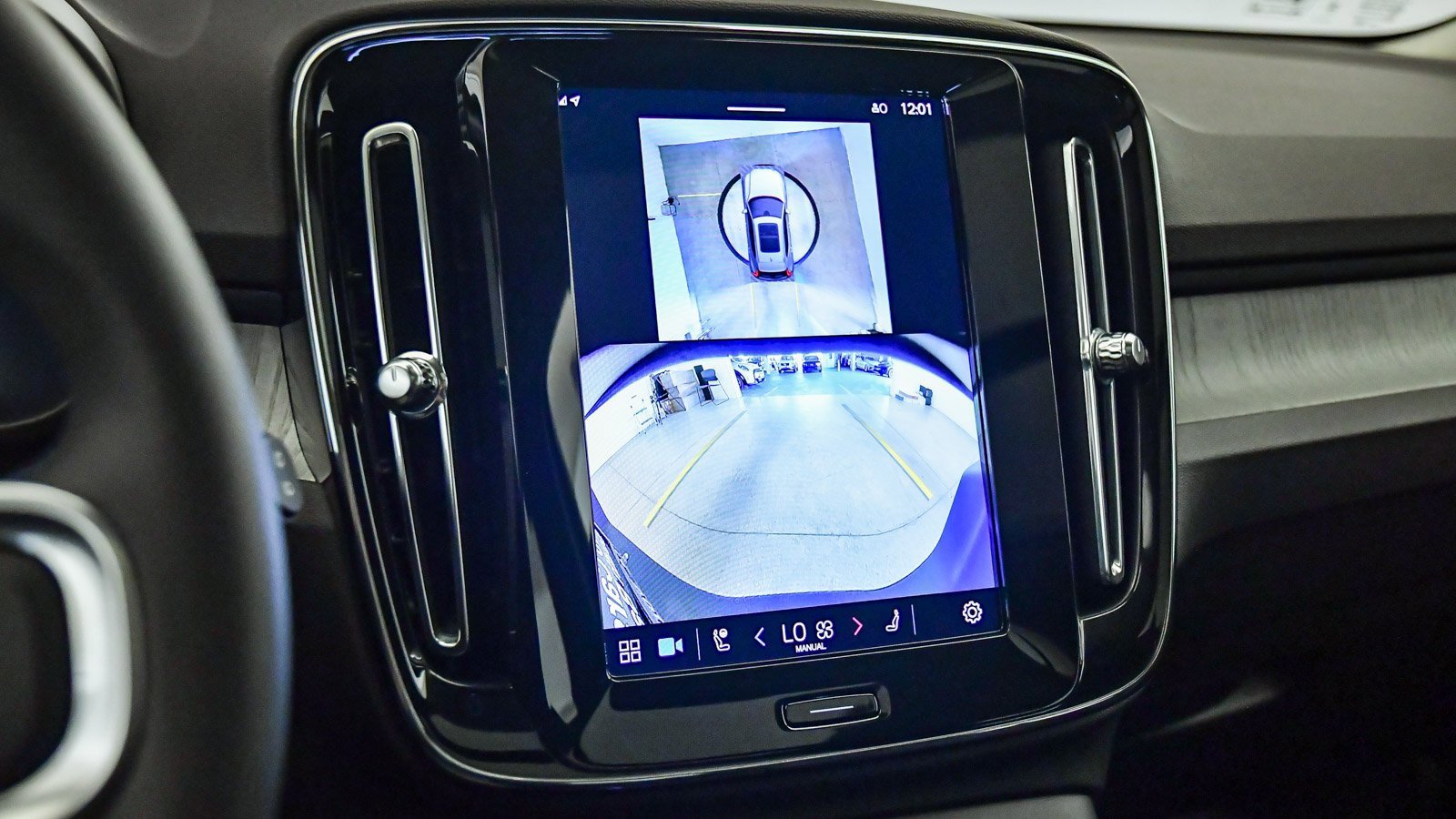 Certified 2025 Volvo XC40 B5 Plus w/ Climate Package image 28