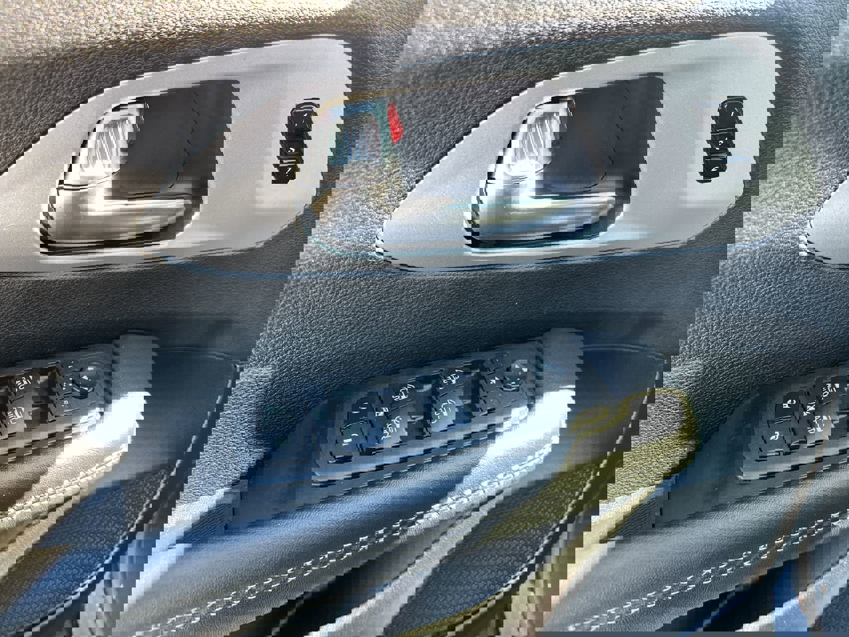 Used 2025 Chrysler Pacifica Limited image 13