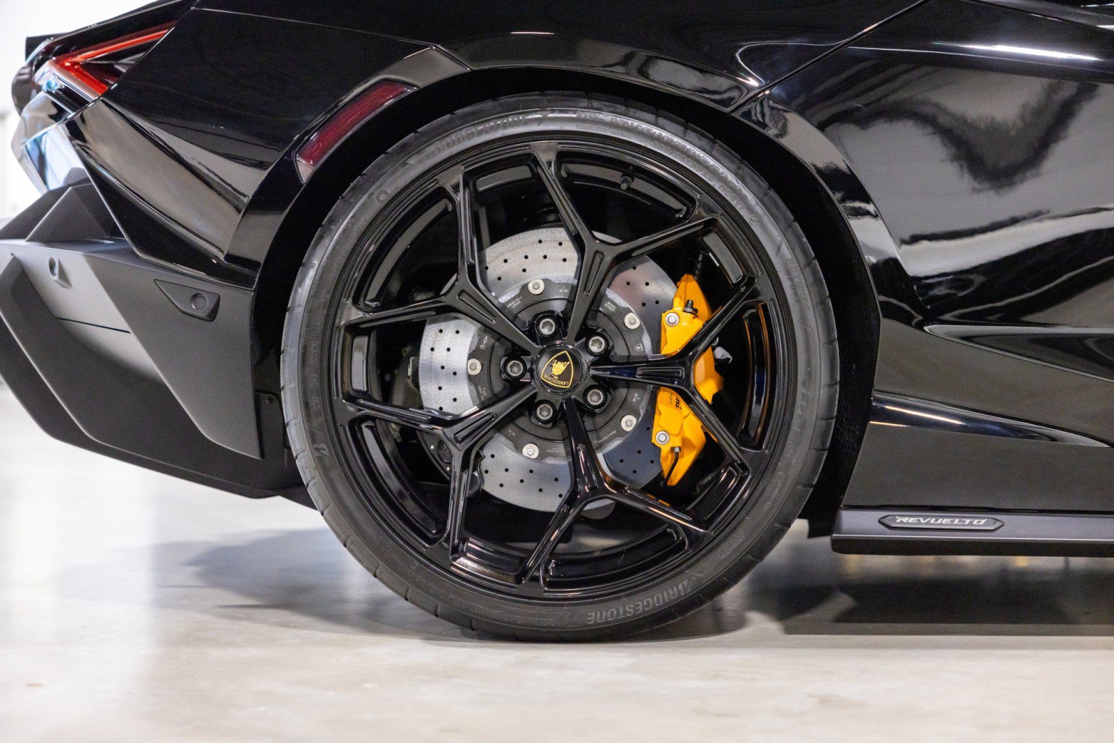 Used 2025 Lamborghini Revuelto image 31