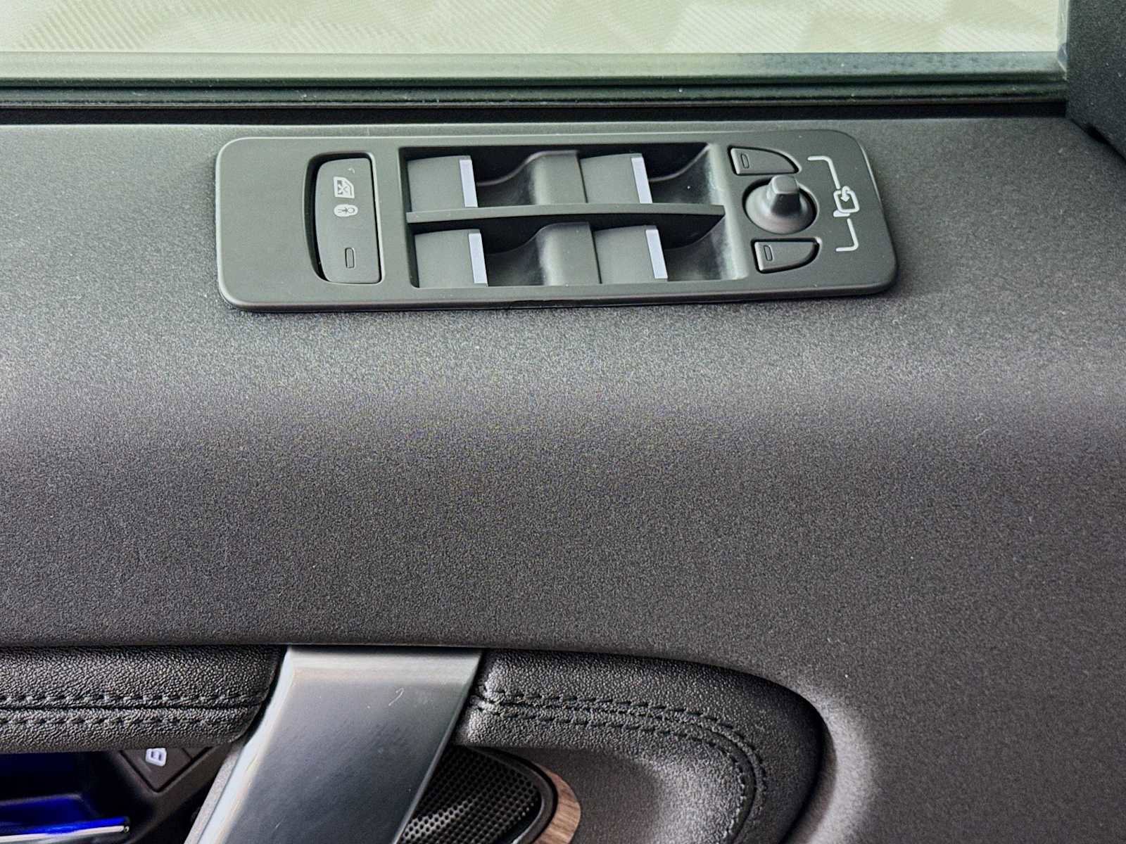 Used 2025 Land Rover Discovery Sport S image 18