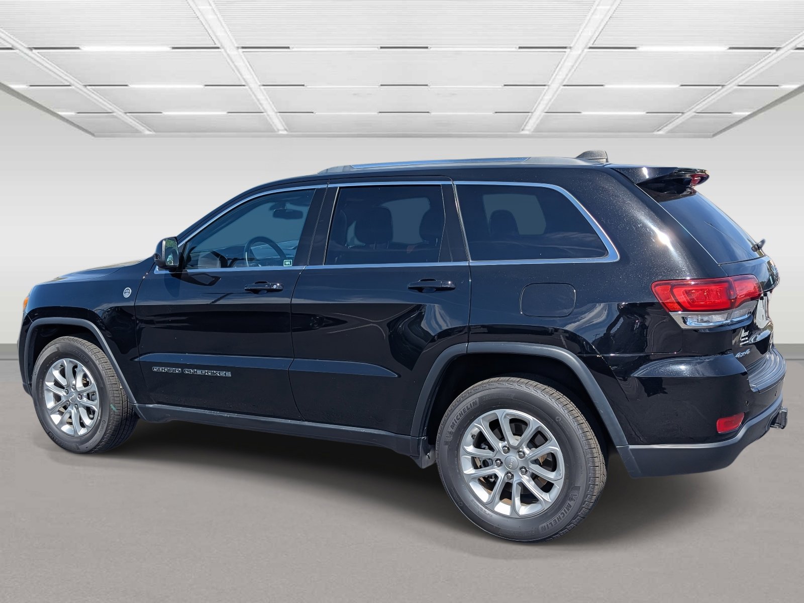 Used 2021 Jeep Grand Cherokee Laredo AWD/4WD image 3