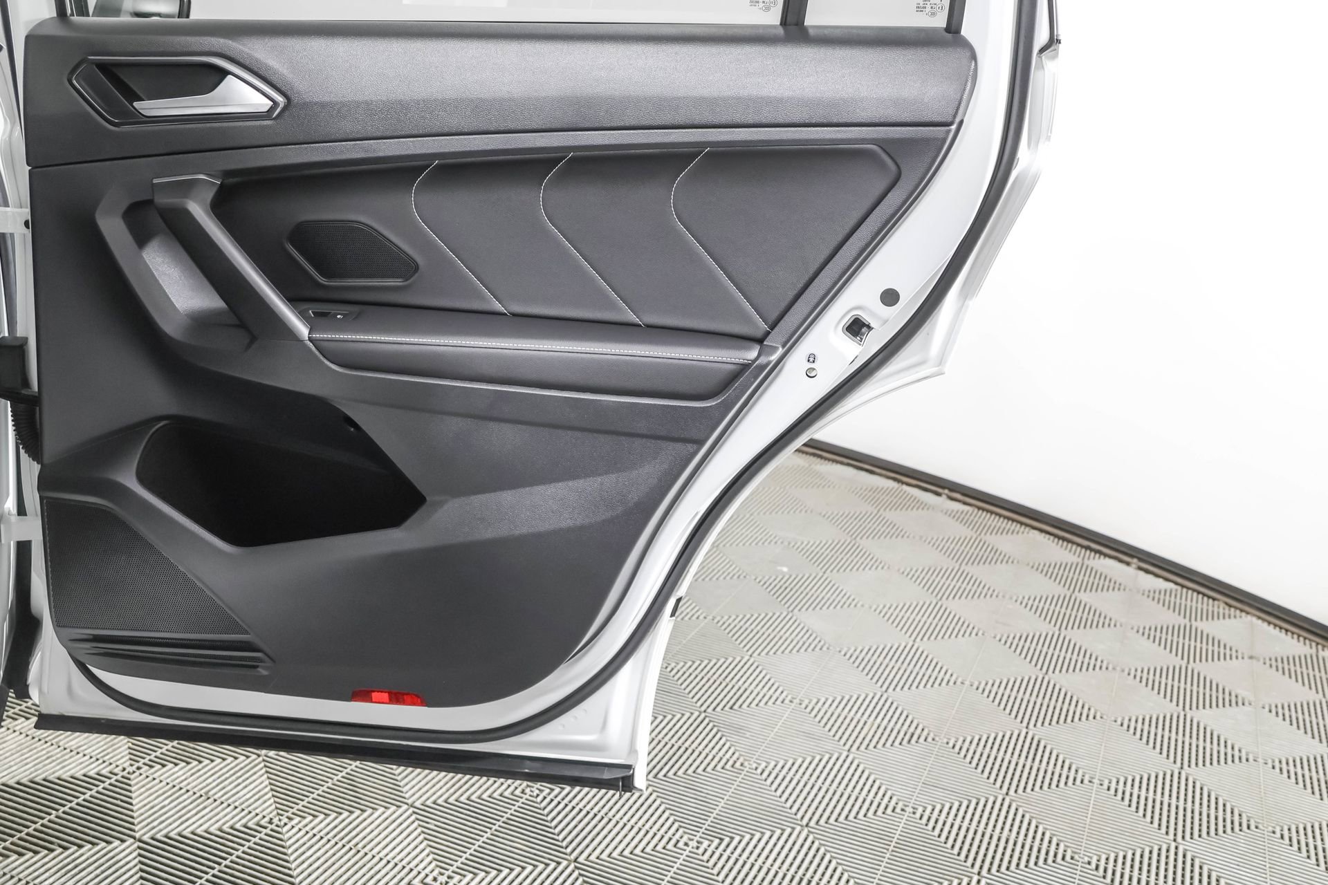 Used 2023 Volkswagen Tiguan SE R-Line image 43