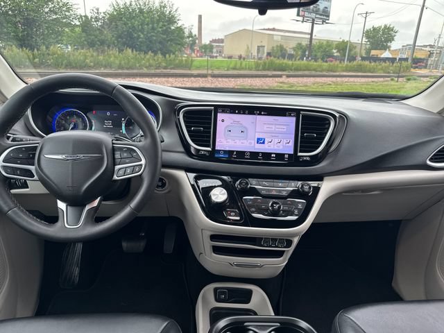 Used 2024 Chrysler Pacifica Touring-L FWD image 13
