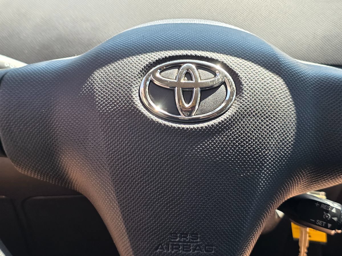 Used 2010 Toyota Yaris 4-Door Hatchback FWD image 28