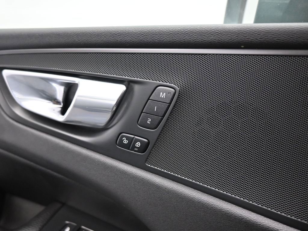 Used 2020 Volvo XC60 T5 Momentum w/ Protection Package Premier image 15