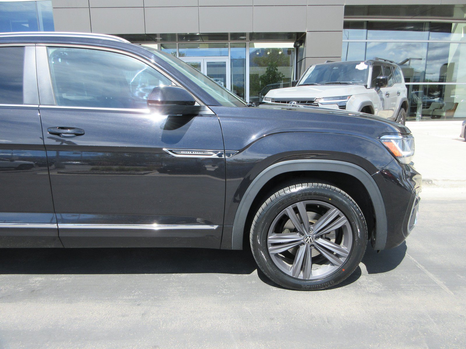 Used 2020 Volkswagen Atlas Cross Sport SE w/ Towing Package AWD/4WD image 14