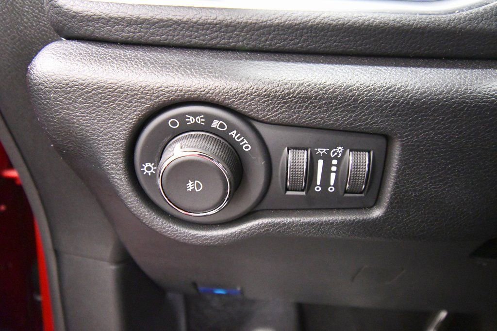 Used 2025 Chrysler Pacifica Limited image 20