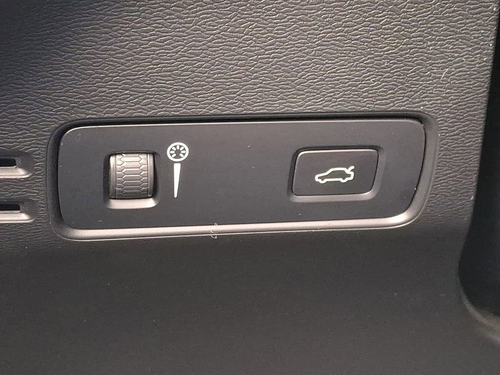 Used 2022 Volvo XC40 P8 Recharge Ultimate image 28