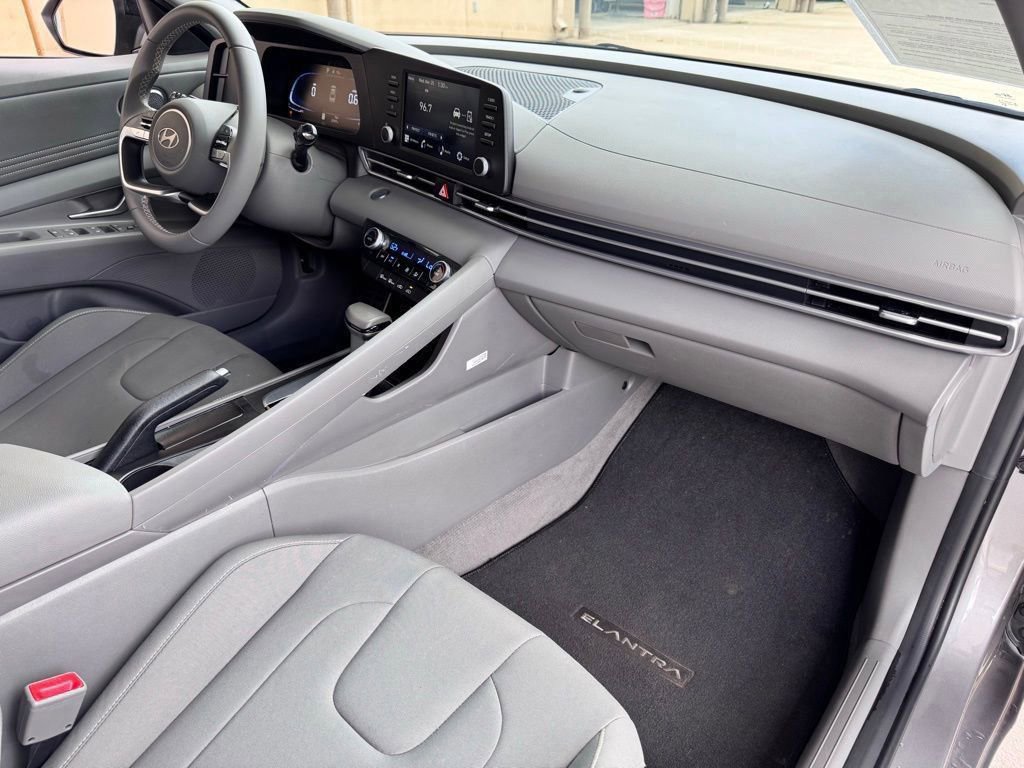 Used 2025 Hyundai Elantra Sport image 15