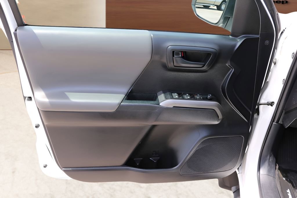 Used 2020 Toyota Tacoma SR5 RWD image 11