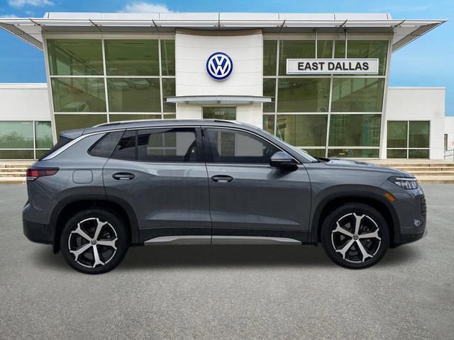 Used 2025 Volkswagen Tiguan SE image 2