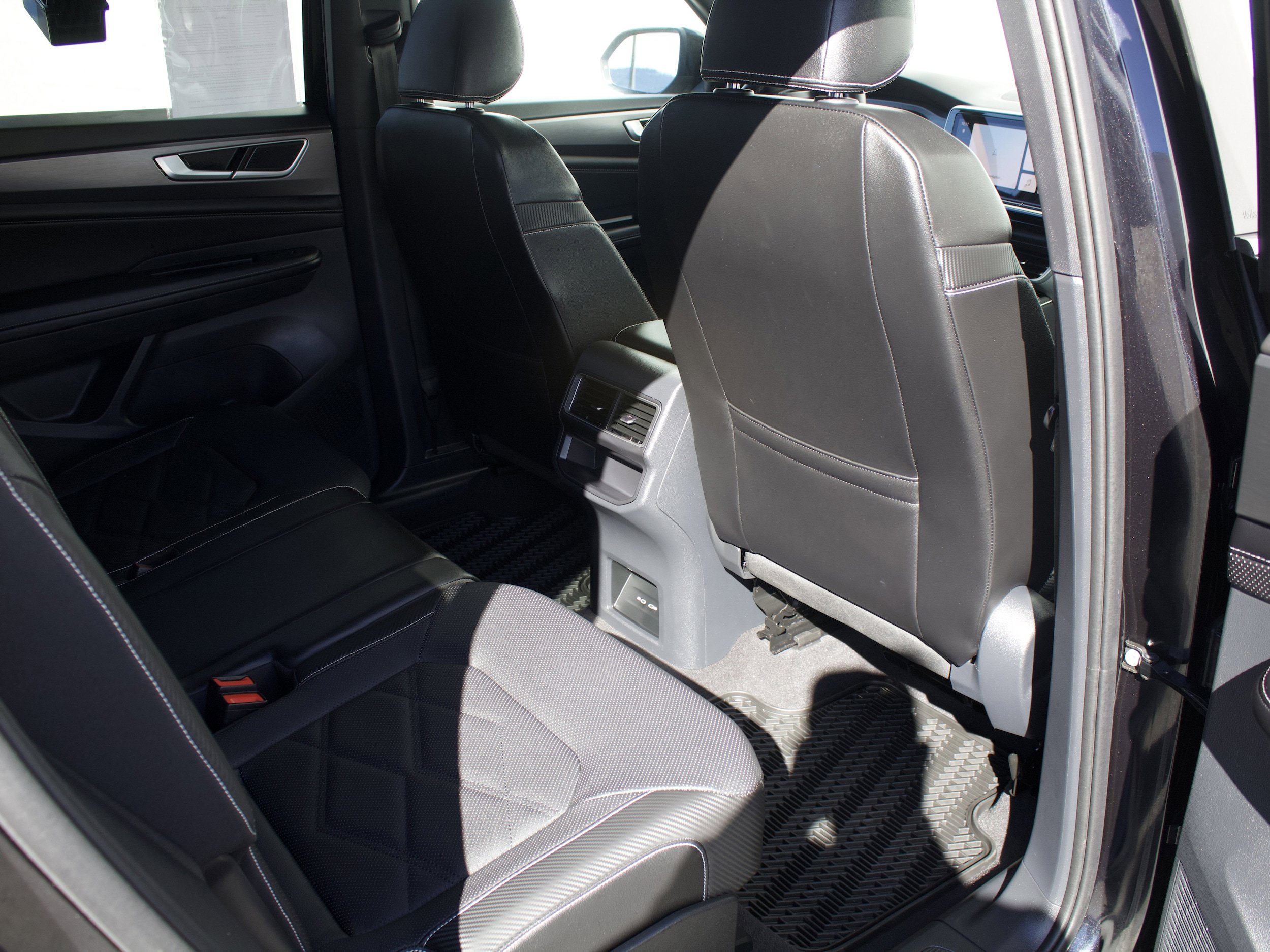 Used 2024 Volkswagen Atlas Cross Sport SE AWD/4WD image 30