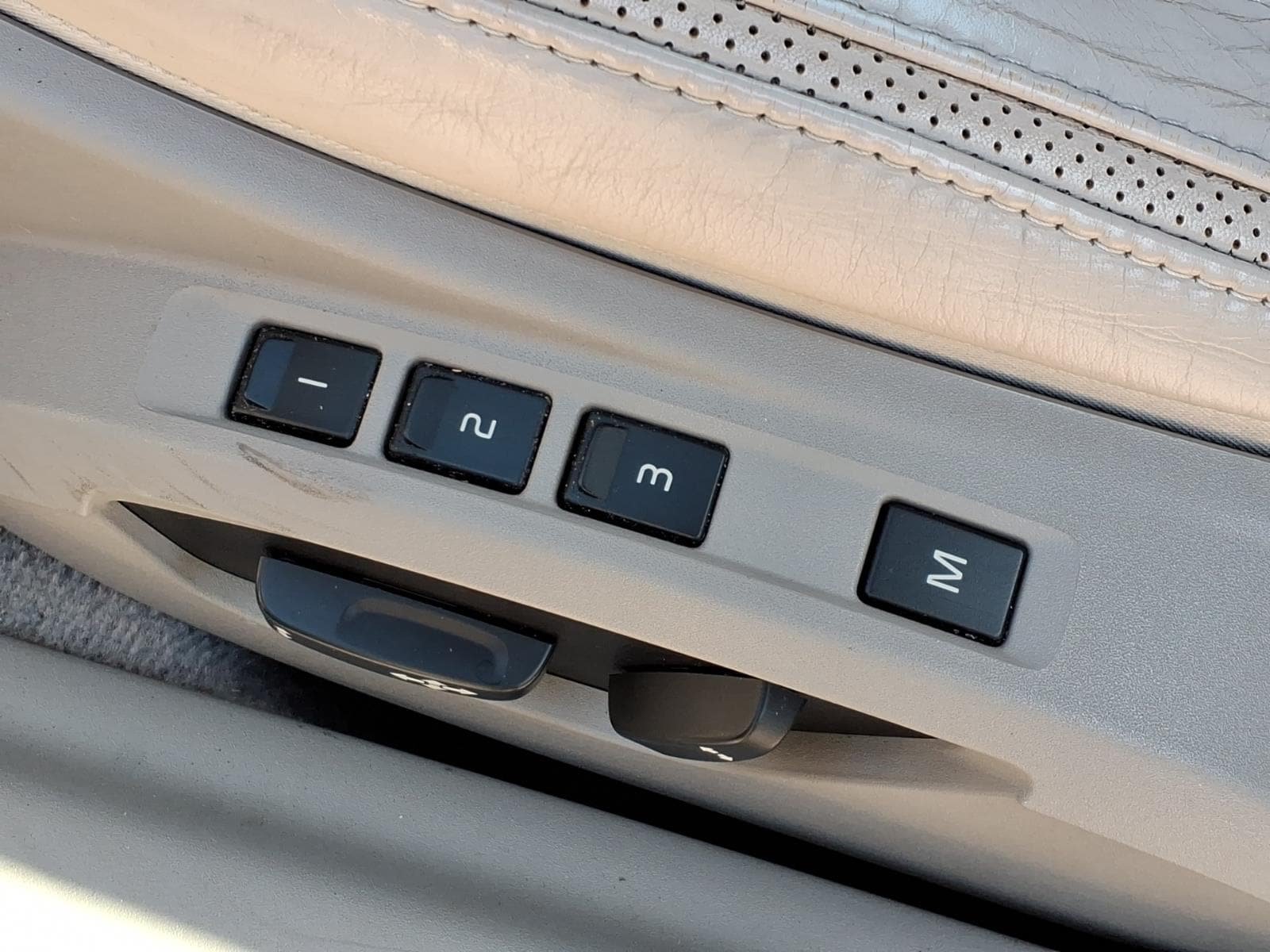 Used 2013 Volvo C70 T5 w/ Climate Pkg FWD image 16