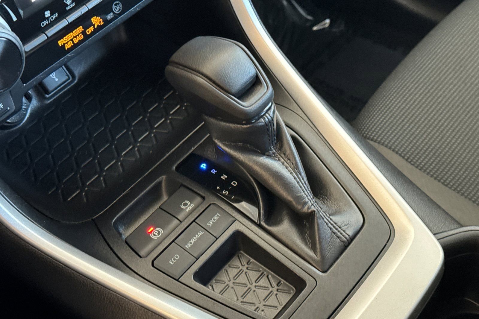 Used 2022 Toyota RAV4 LE image 21