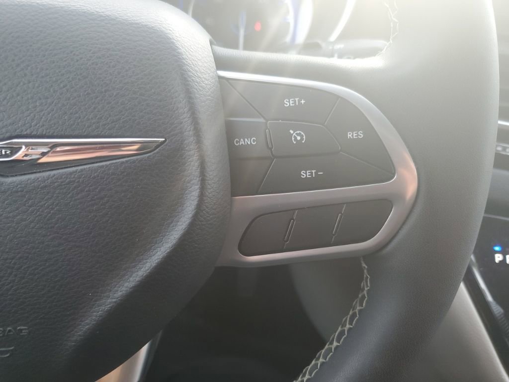 Used 2022 Chrysler Voyager LX image 12