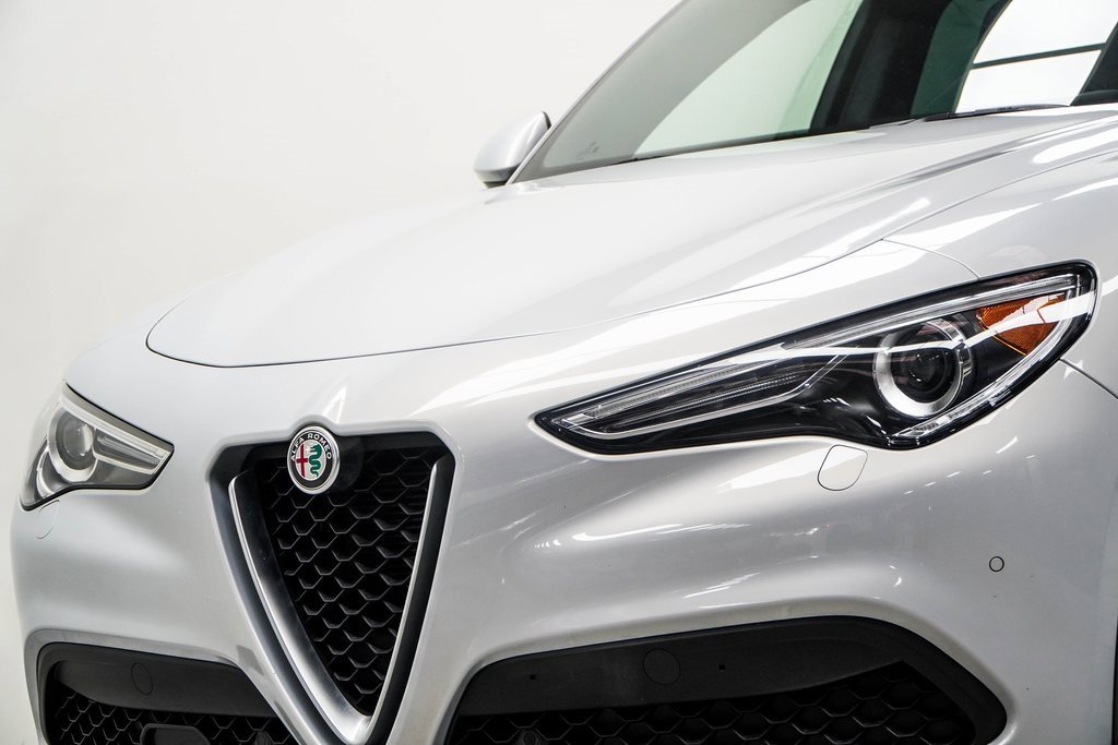 Used 2023 Alfa Romeo Stelvio Ti image 2