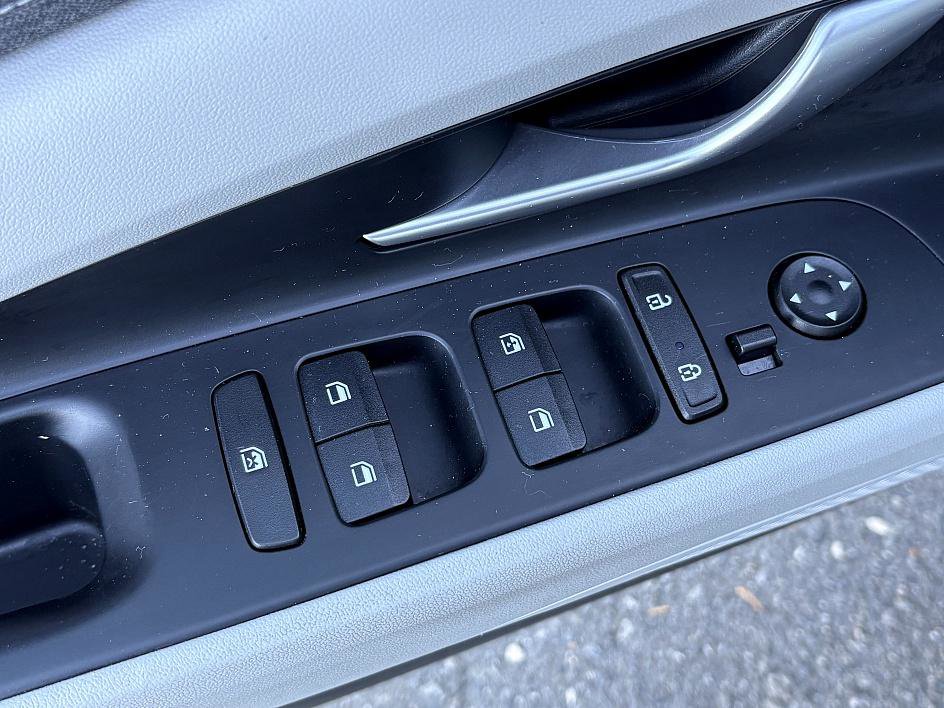 Used 2023 Hyundai Elantra Limited image 18