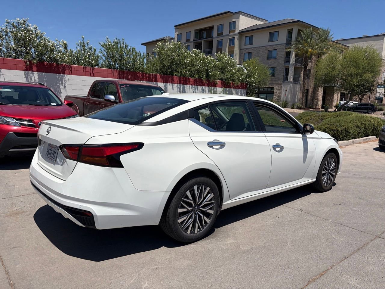Used 2025 Nissan Altima 2.5 SV FWD image 2