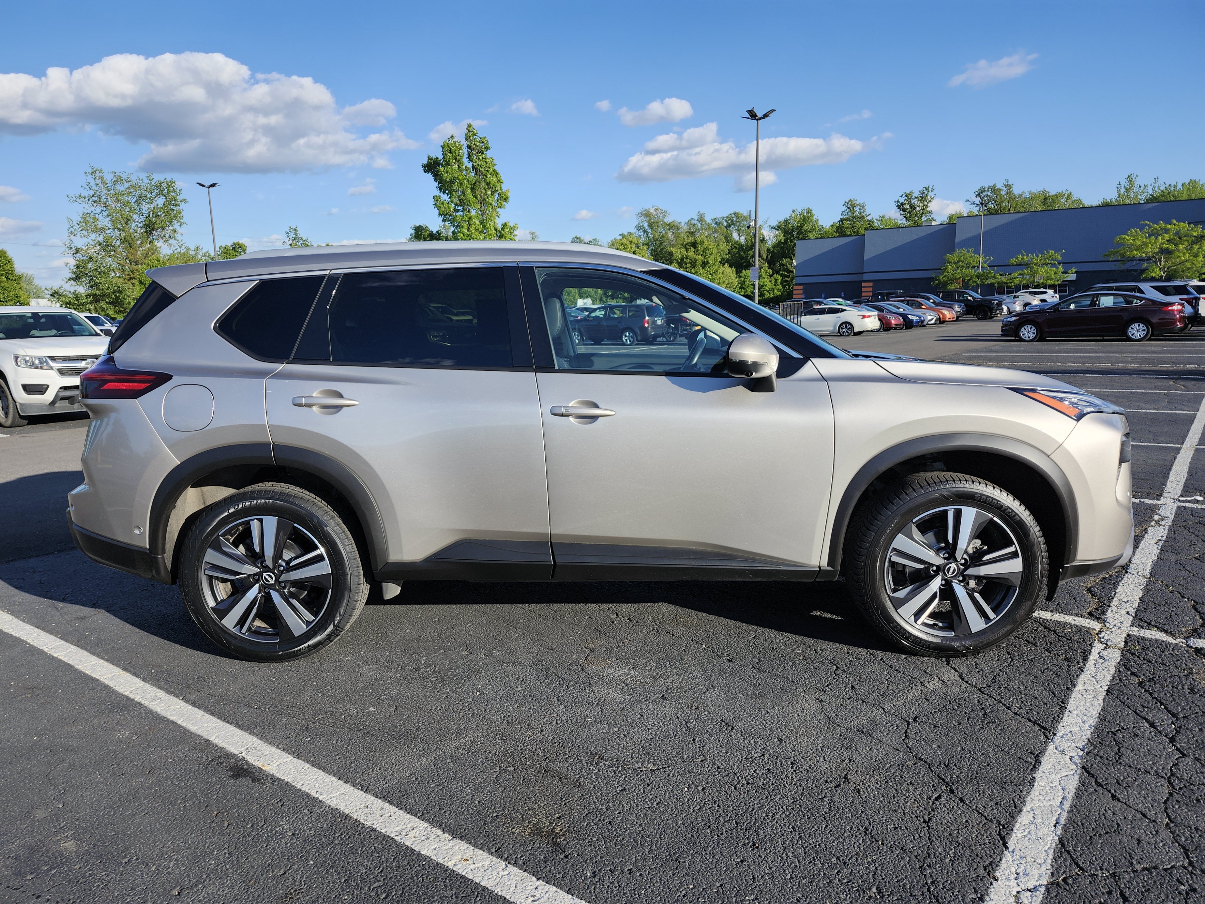 Used 2024 Nissan Rogue SL AWD/4WD image 12