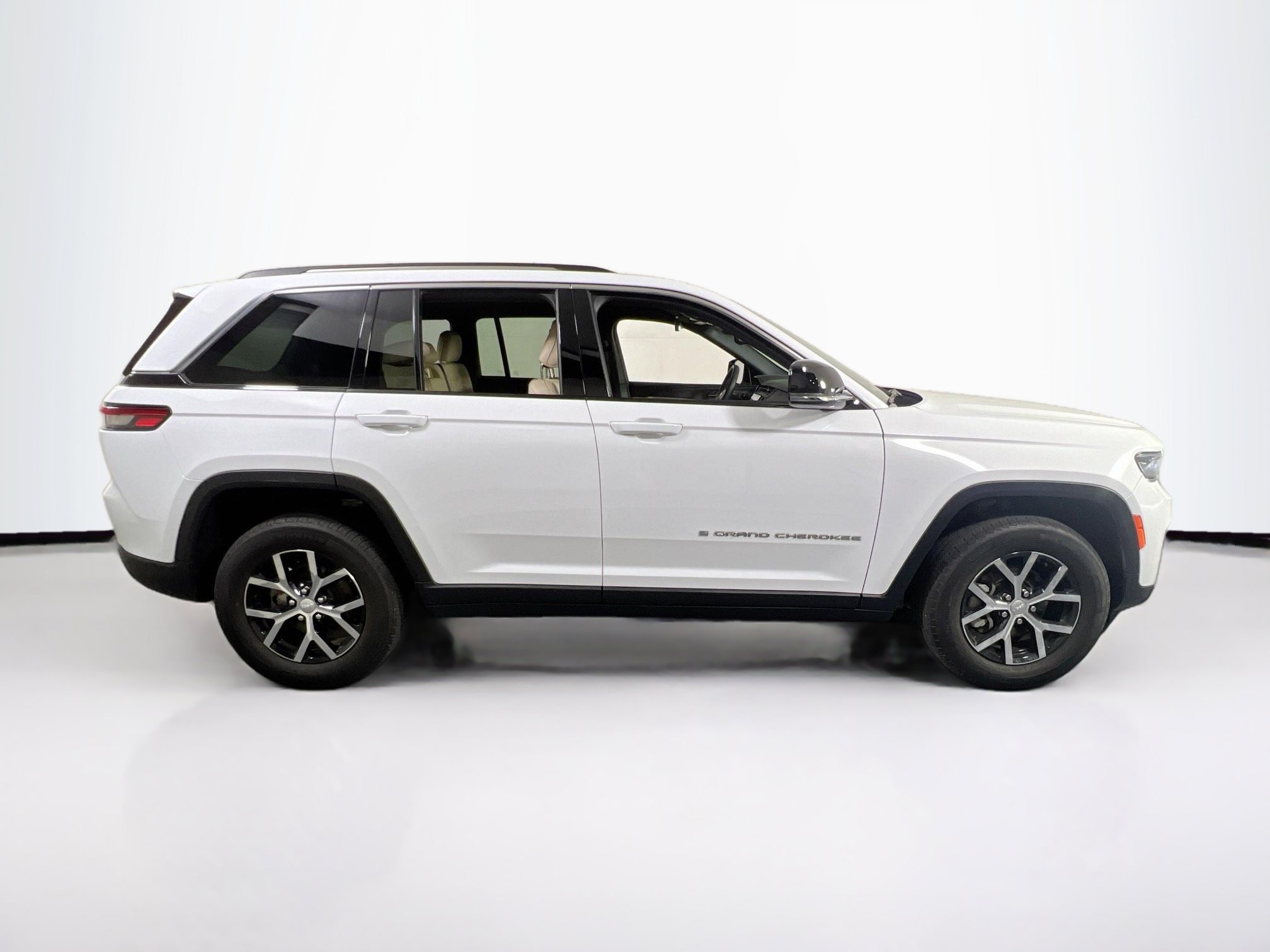 Used 2023 Jeep Grand Cherokee Limited AWD/4WD image 4