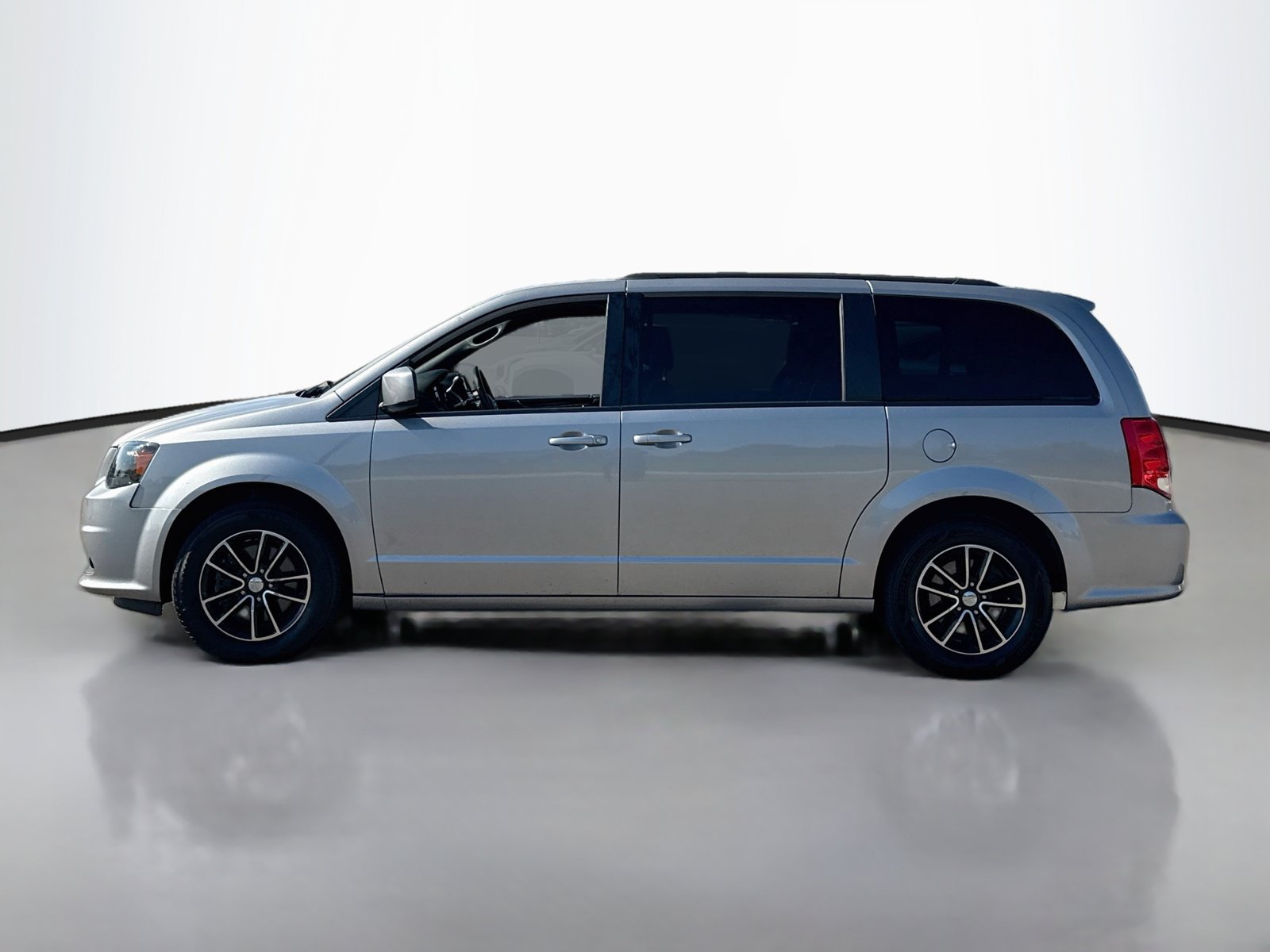 Used 2018 Dodge Grand Caravan SE FWD image 4