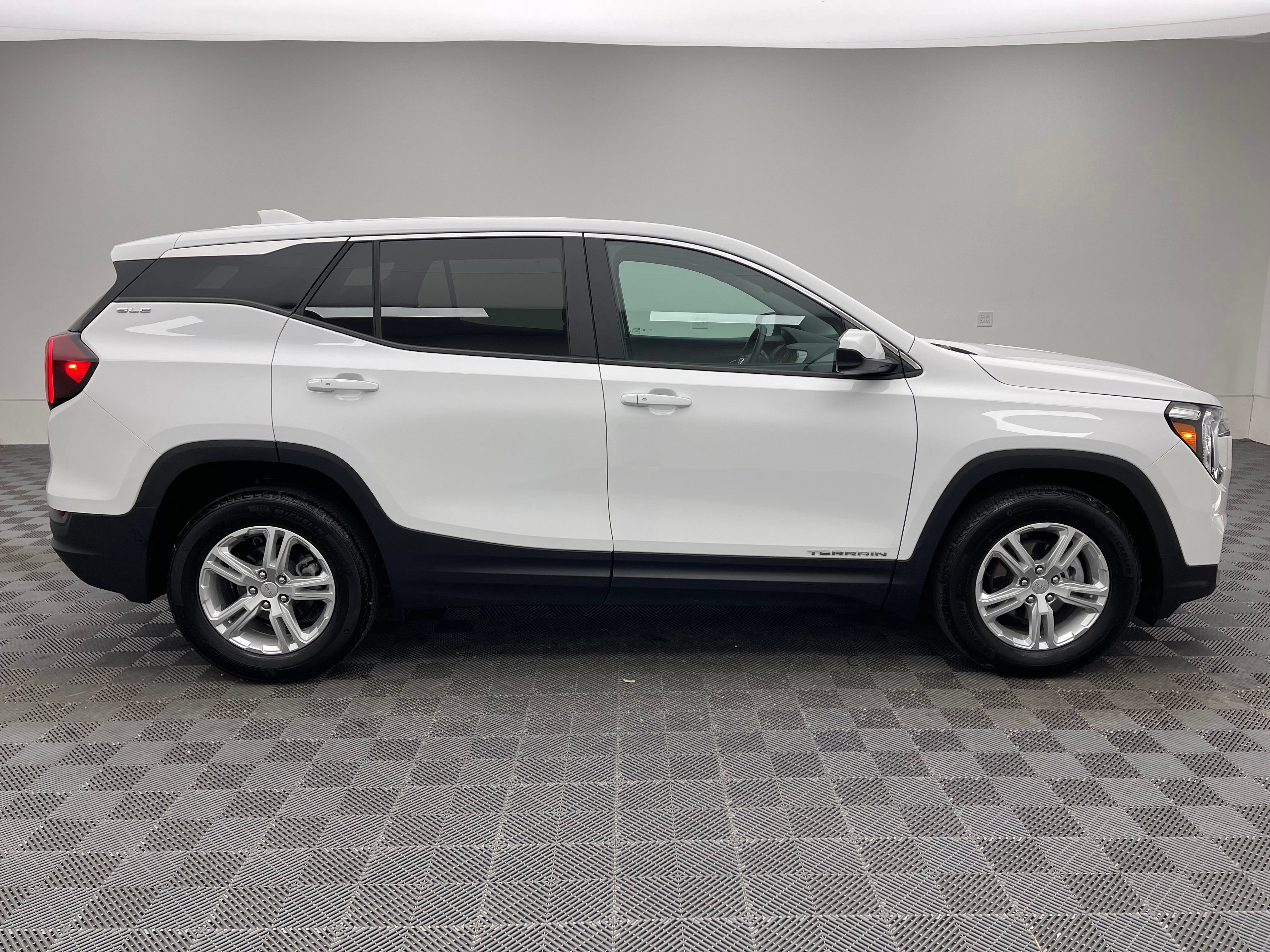 Used 2024 GMC Terrain SLE FWD image 4