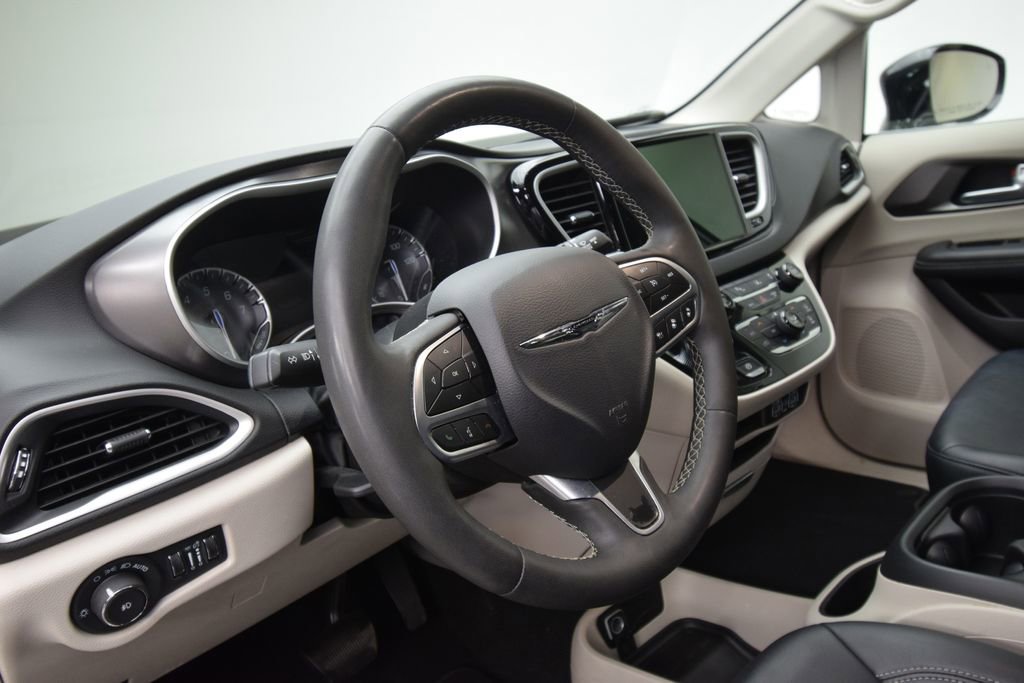 Used 2024 Chrysler Pacifica Touring-L image 13