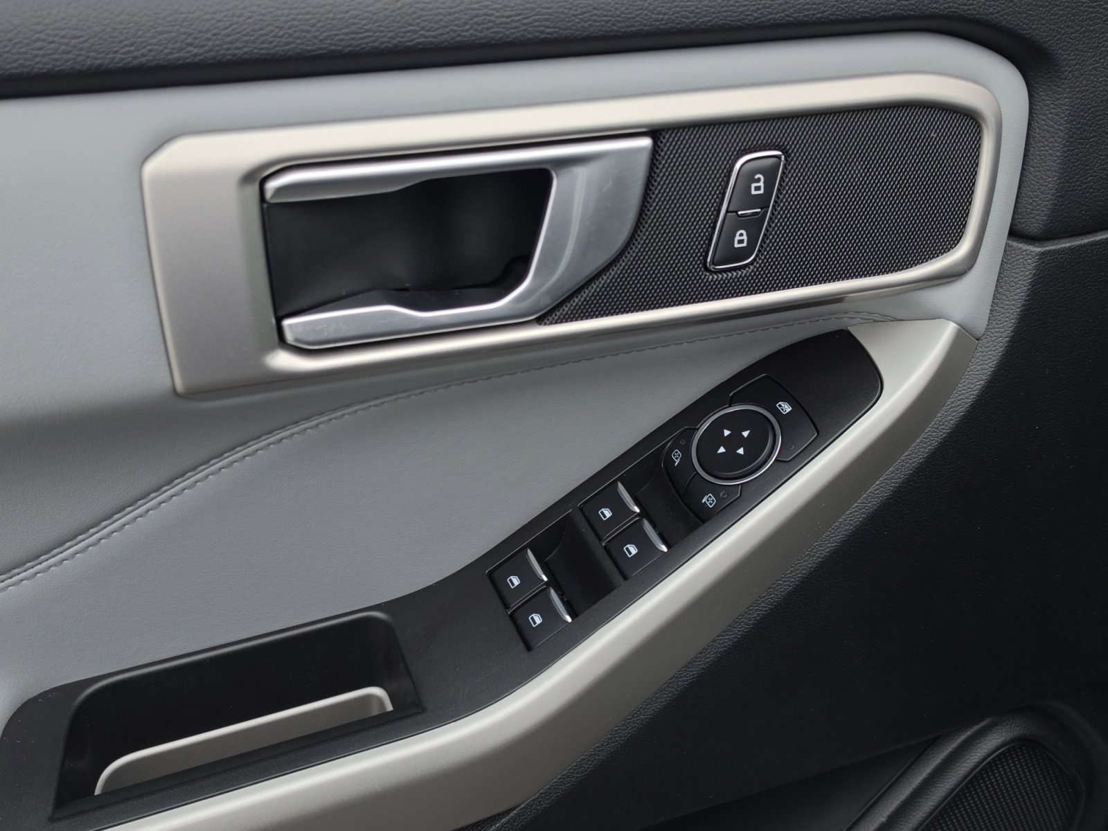 Used 2024 Ford Explorer XLT w/ Equipment Group 202A image 17