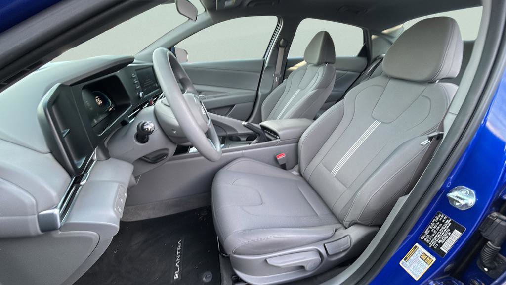 Certified 2025 Hyundai Elantra SE image 12