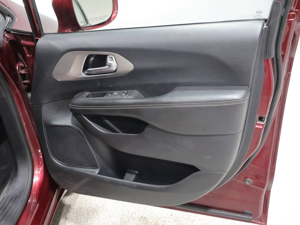 Used 2021 Chrysler Pacifica Limited w/ Uconnect Theater Family Group FWD image 22