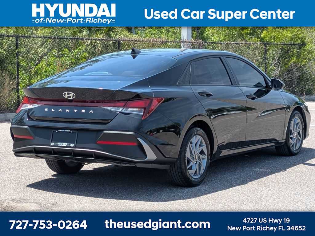 Used 2024 Hyundai Elantra SEL FWD image 5