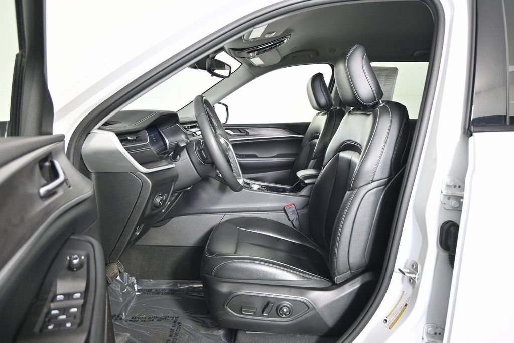 Used 2023 Jeep Grand Cherokee Limited AWD/4WD image 23