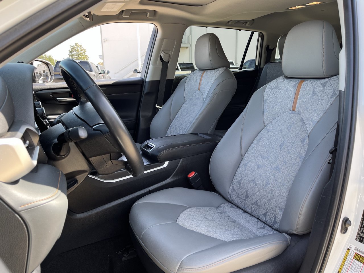 Used 2023 Toyota Highlander Bronze Edition FWD image 23