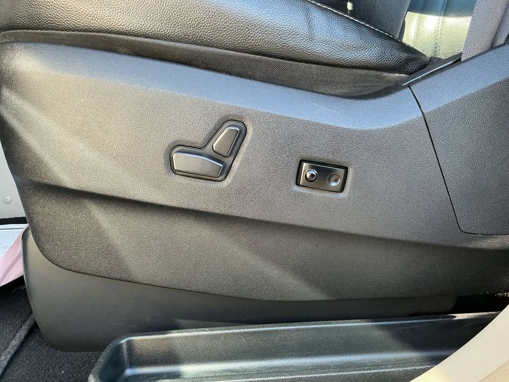Used 2016 Chrysler Town & Country Touring FWD image 19