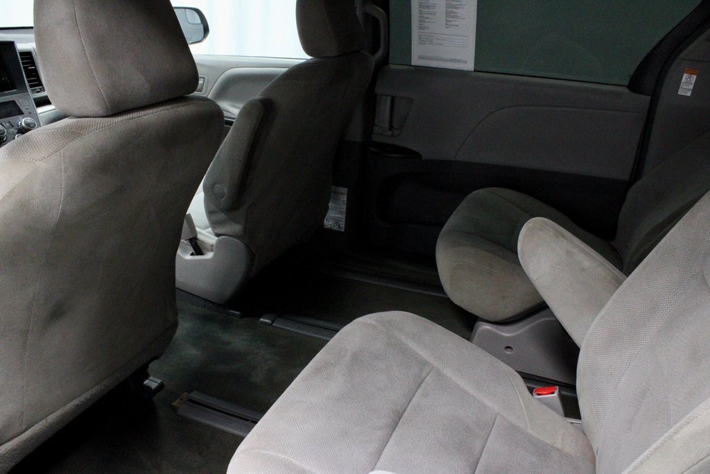 Used 2015 Toyota Sienna L image 19