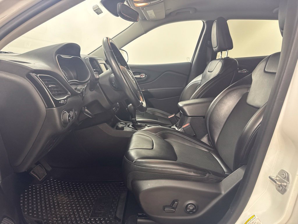 Used 2020 Jeep Cherokee Latitude Plus AWD/4WD image 19