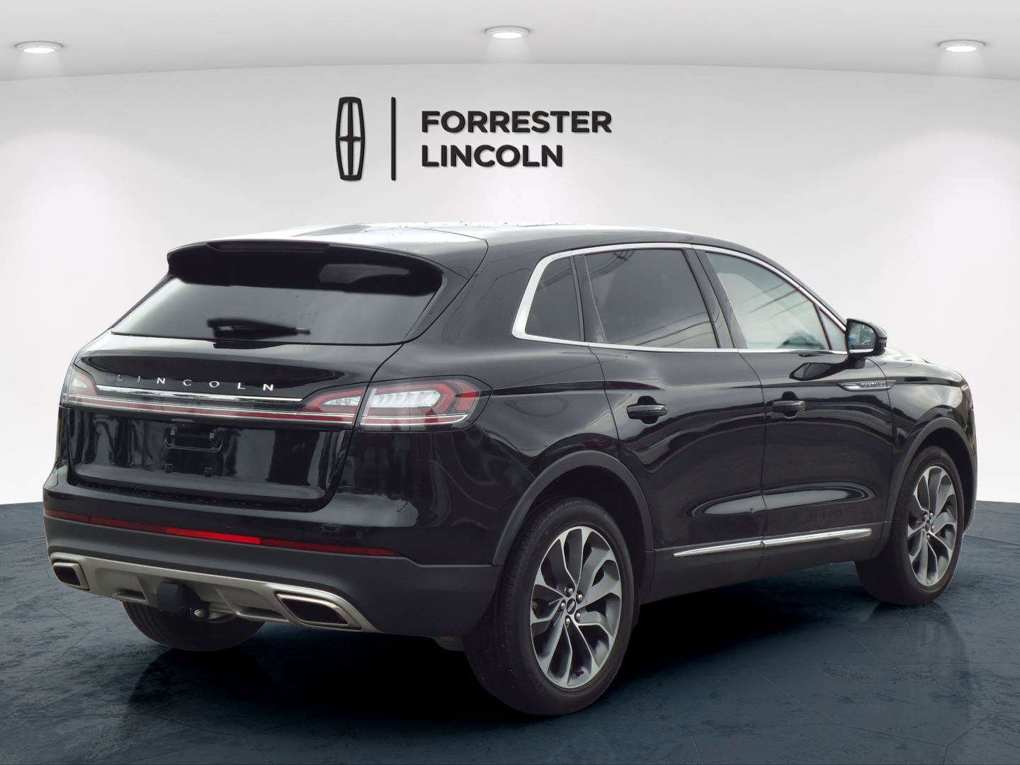 Used 2023 Lincoln Nautilus Reserve w/ Class II Trailer Tow Package AWD/4WD image 3