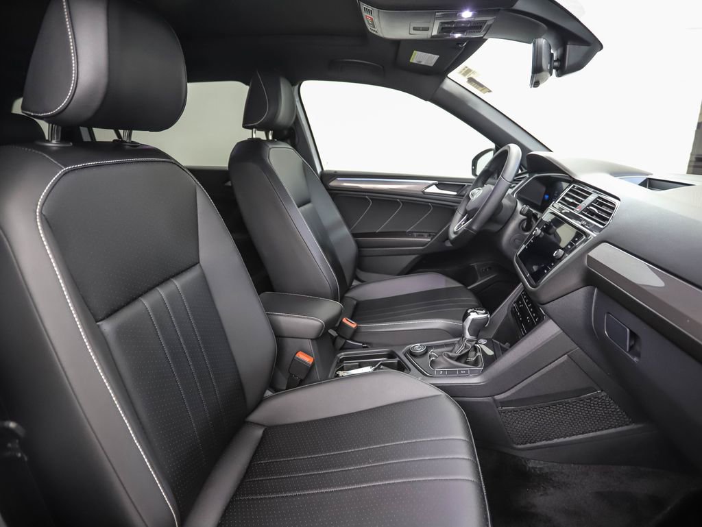 Used 2024 Volkswagen Tiguan SE R-Line image 30