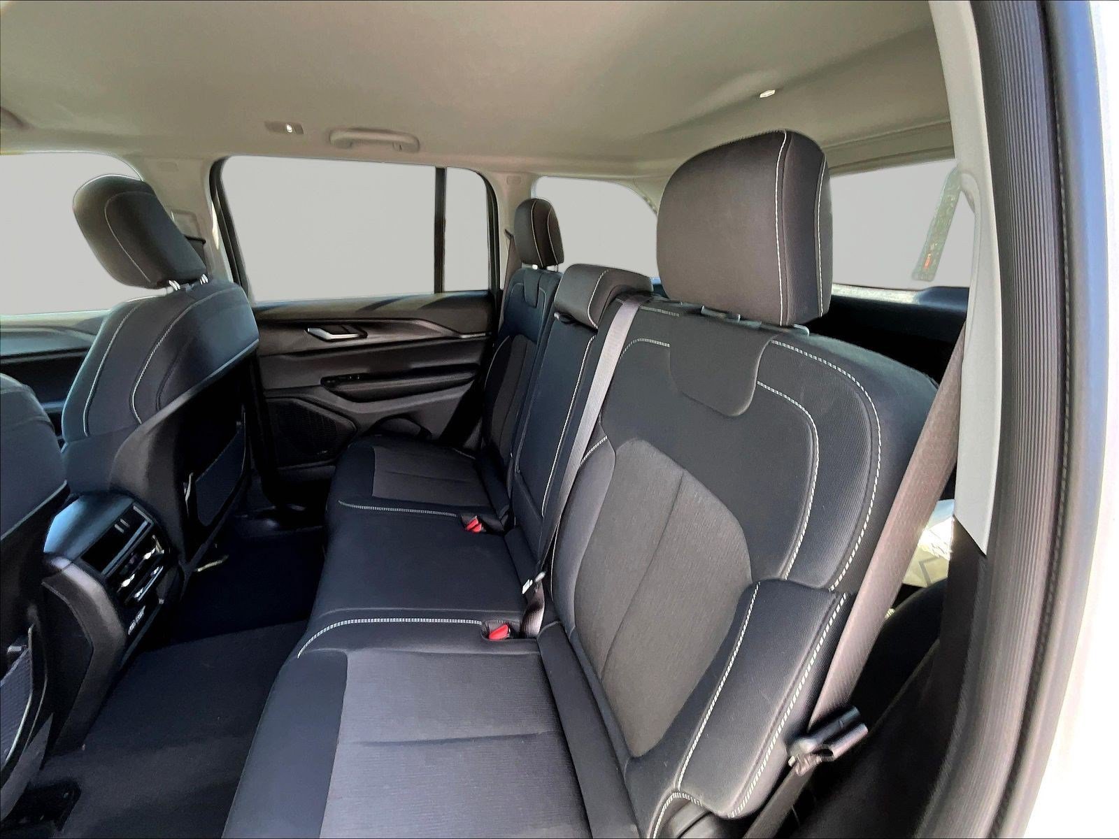Used 2023 Jeep Grand Cherokee Laredo AWD/4WD image 22