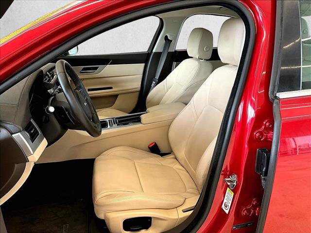 Used 2018 Jaguar XF Premium RWD image 24